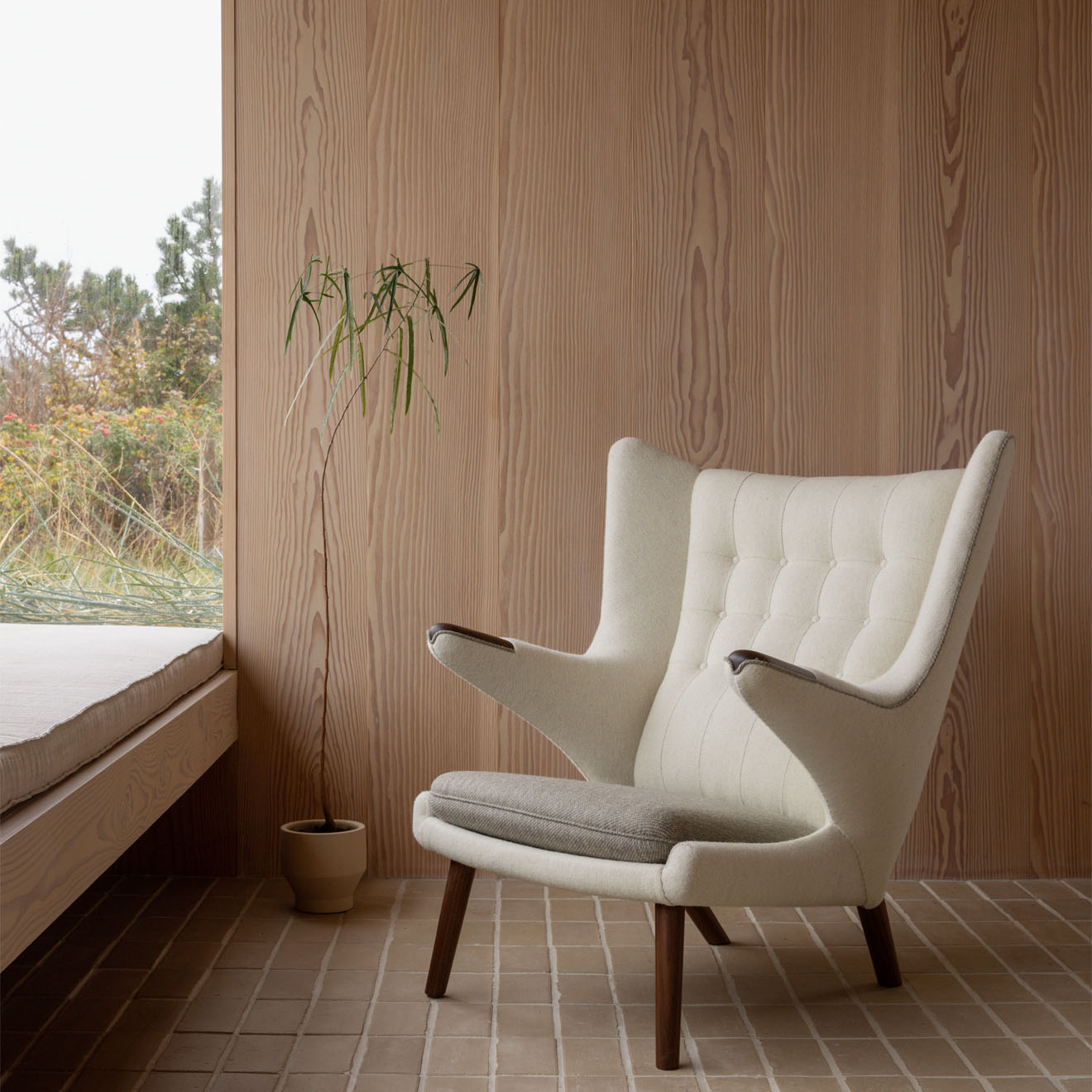 PP19 Papa Bear Chair i valn�d med Blans-stof i stue