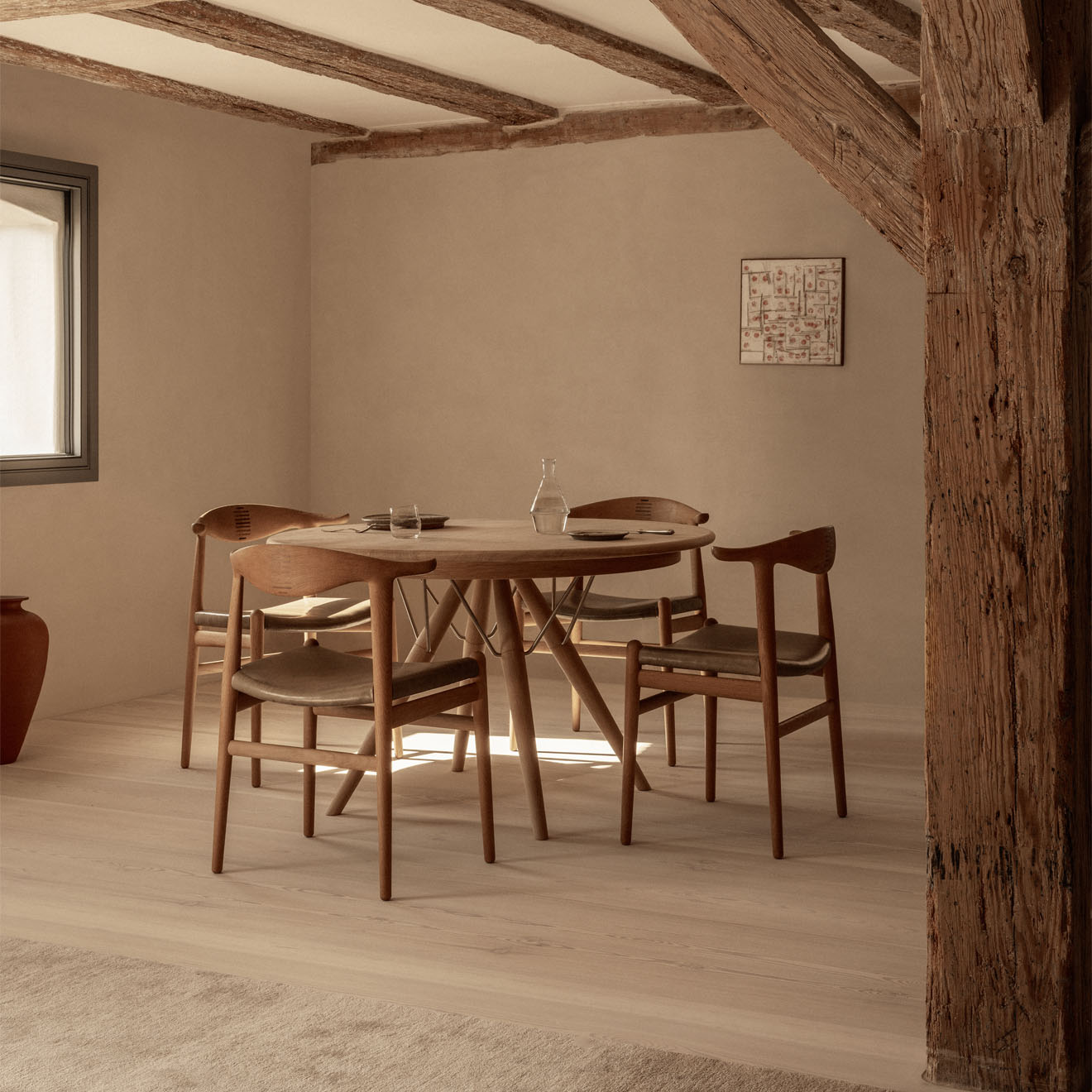 PP505 Cow Horn Chair i olieret eg ved PP75 spisebord fra PP M�bler
