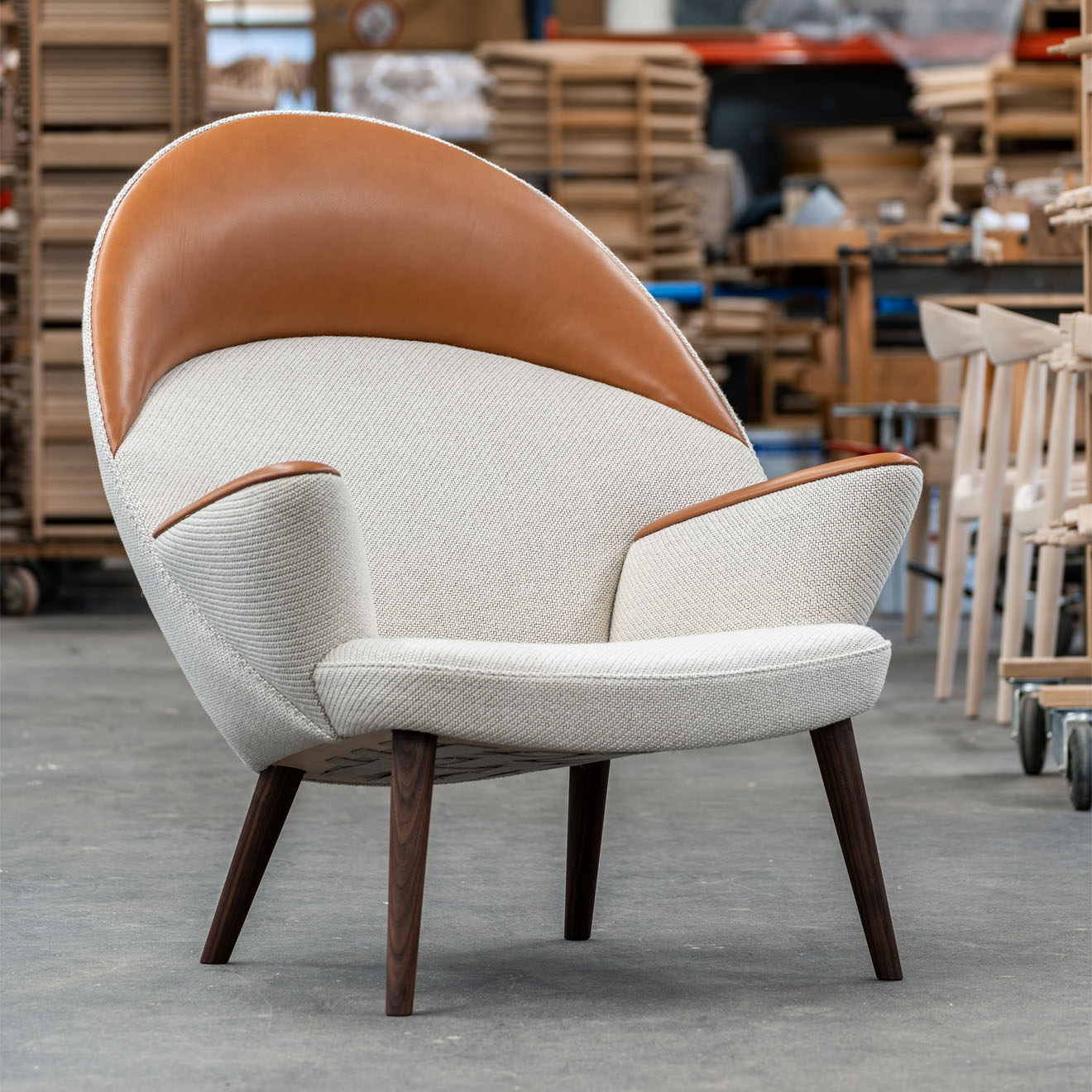 PP521 Peacock Chair polstret i valn�d med Coda 2-stof