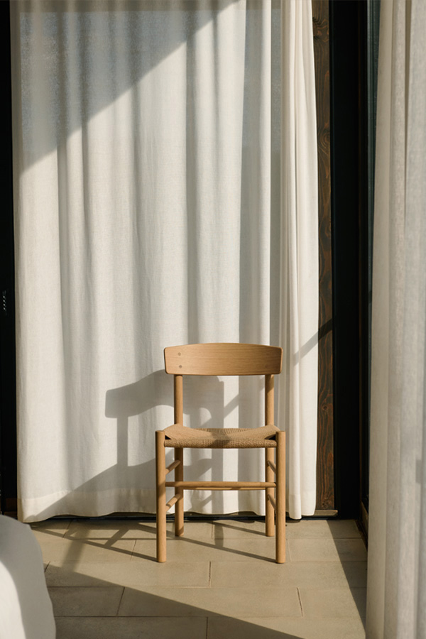 J39 Folkestolen i eg med lys olie fra Fredericia Furniture