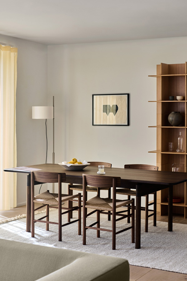 J39 Folkestolen i valn�d ved Post Table fra Fredericia Furniture