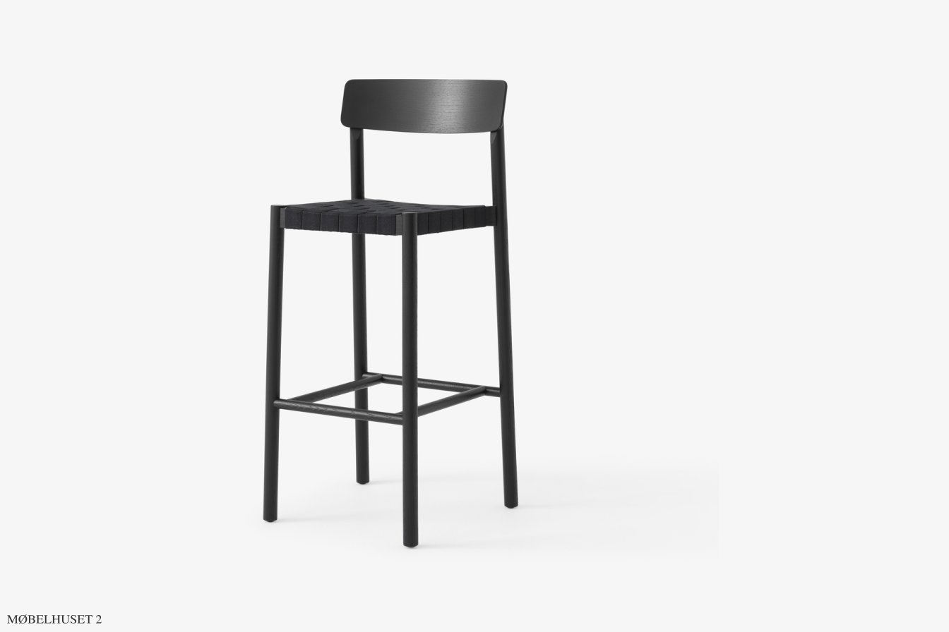 Betty TK15 & TK16 Barstuhl, TK15 - geflochtener Sitz, Esche schwarz lackiert, Schwarzes Leinen | &Tradition