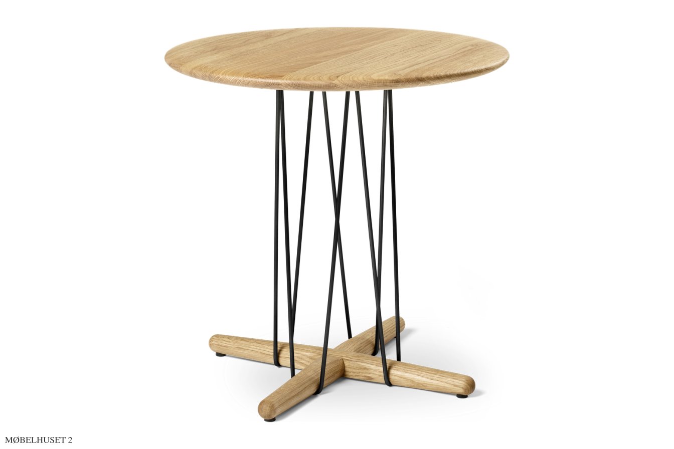E021 Embrace Couchtisch, �48 cm, Eiche ge�lt, Stahl, schwarz pulverbeschichtet | Carl Hansen & S�n