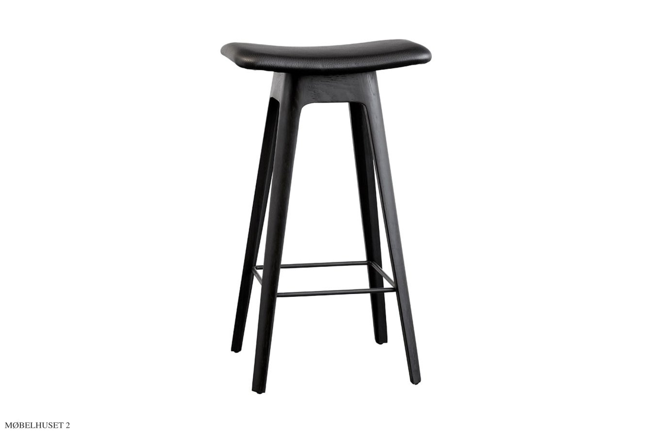 HC1 Barstol, H67 cm, Eiche schwarz matt lackiert, PU-Leder schwarz | Andersen Furniture