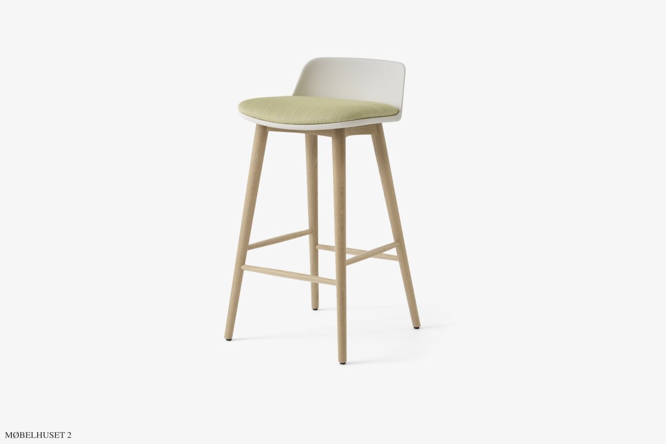 Rely HW119 Thekenhocker mit Kunststoffschale und Sitzkissen, Eiche lackiert, White, Fuse 0421 | &Tradition