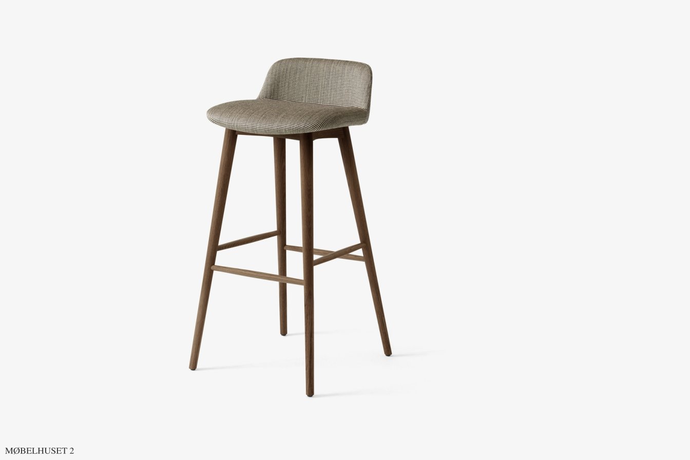 Rely HW125 Thekenhocker gepolstert, Walnuss lackiert, Fuse 0351 | &Tradition
