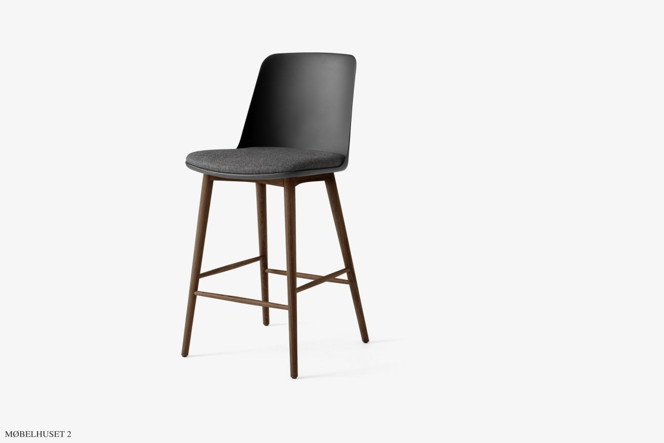 Rely HW129 Thekenhocker mit Kunststoffschale und Sitzkissen, Walnuss lackiert, Black, Re-Wool 0198 | &Tradition