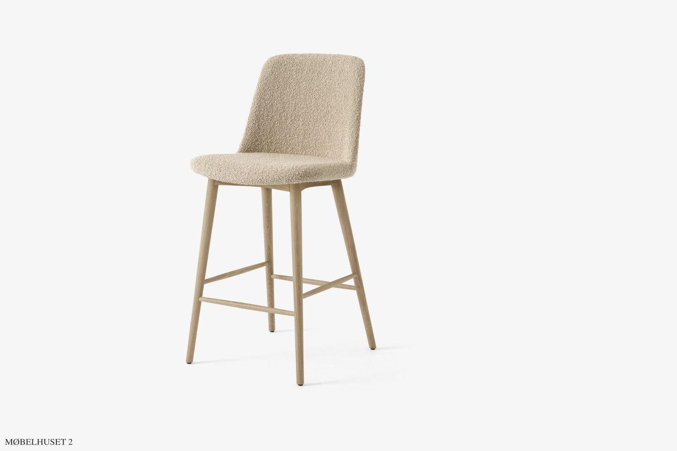 Rely HW130 Thekenhocker gepolstert, Eiche lackiert, Karakorum 003 | &Tradition