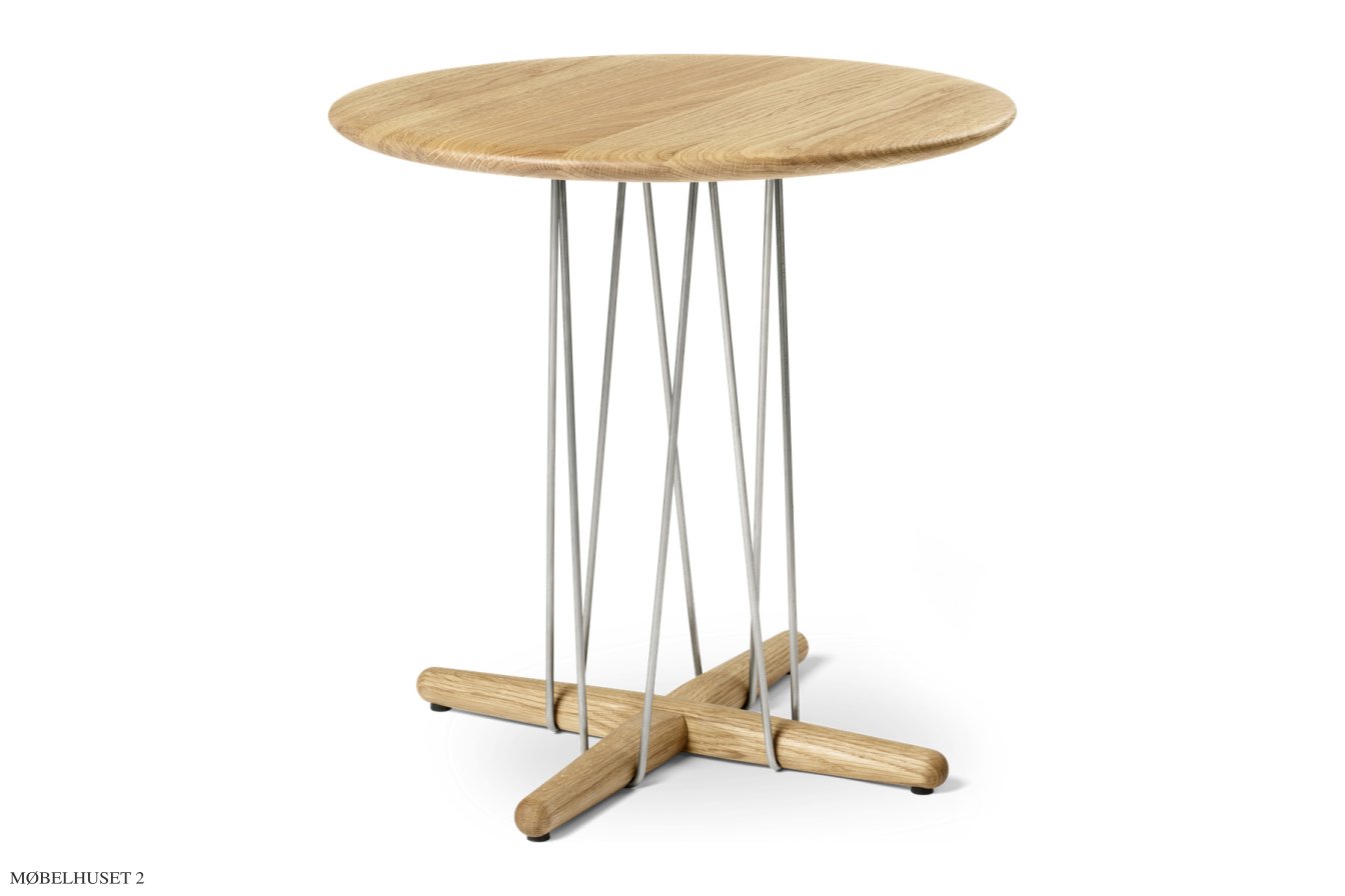 E021 Embrace Couchtisch, �48 cm, Eiche ge�lt, Edelstahl | Carl Hansen & S�n
