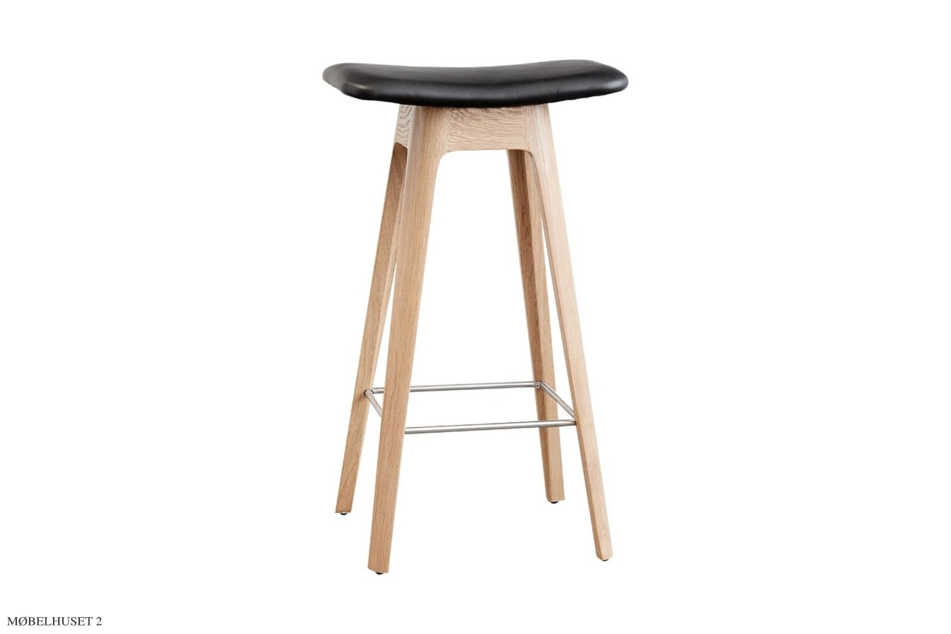HC1 Barstol, H67 cm, Eiche wei� pigmentiert matt lackiert, PU-Leder schwarz | Andersen Furniture