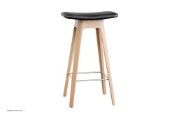 HC1 Barstol, H67 cm, Eiche wei� pigmentiert matt lackiert, PU-Leder schwarz | Andersen Furniture