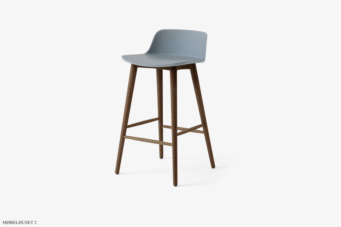 Rely HW118 Thekenhocker mit Kunststoffschale, Walnuss lackiert, Light Blue | &Tradition