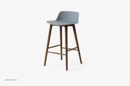 Rely HW118 Thekenhocker mit Kunststoffschale, Walnuss lackiert, Light Blue | &Tradition