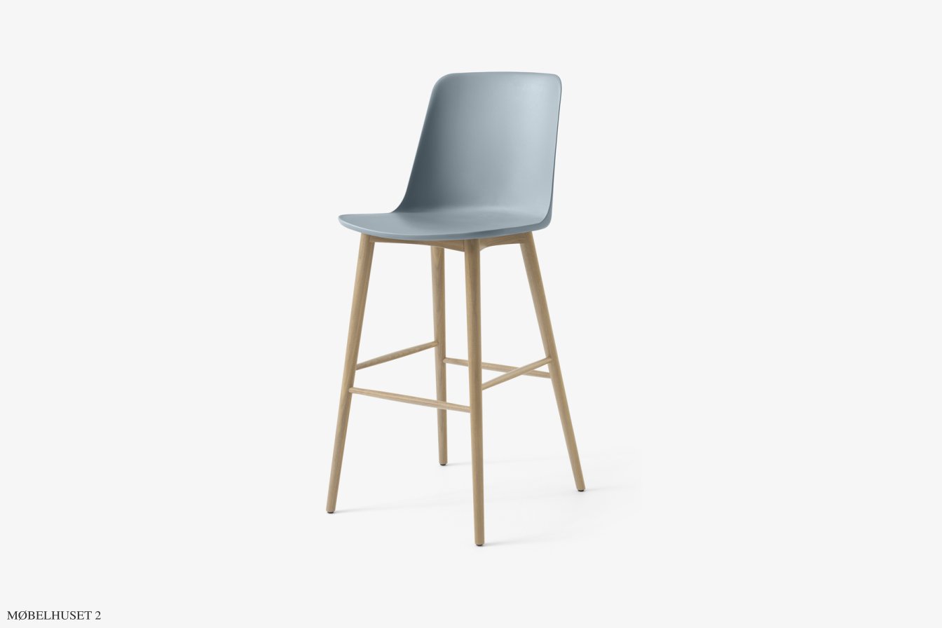Rely HW133 Thekenhocker mit Kunststoffschale, Eiche lackiert, Light Blue | &Tradition