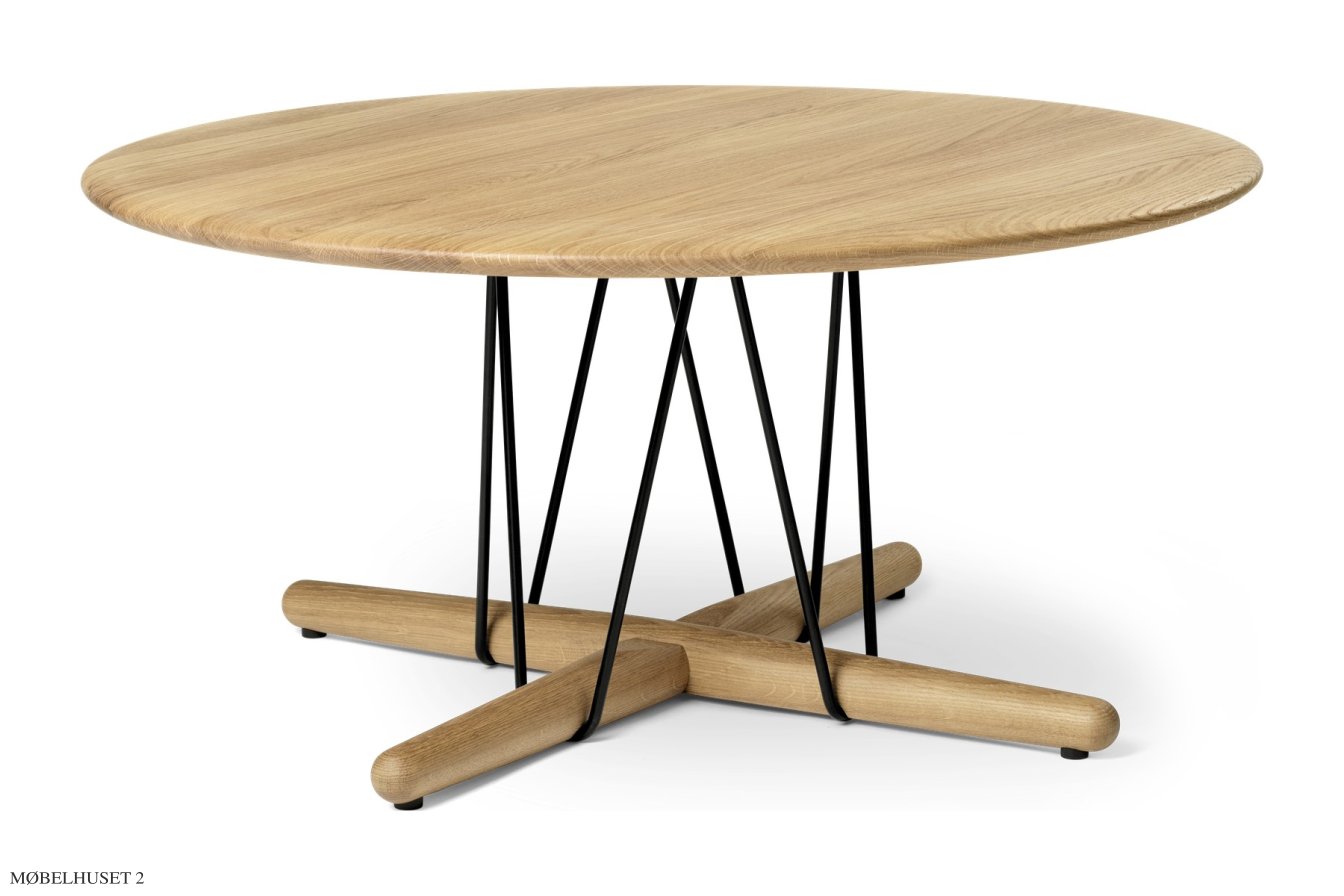 E021 Embrace Couchtisch, �80 cm, Eiche ge�lt, Stahl, schwarz pulverbeschichtet | Carl Hansen & S�n