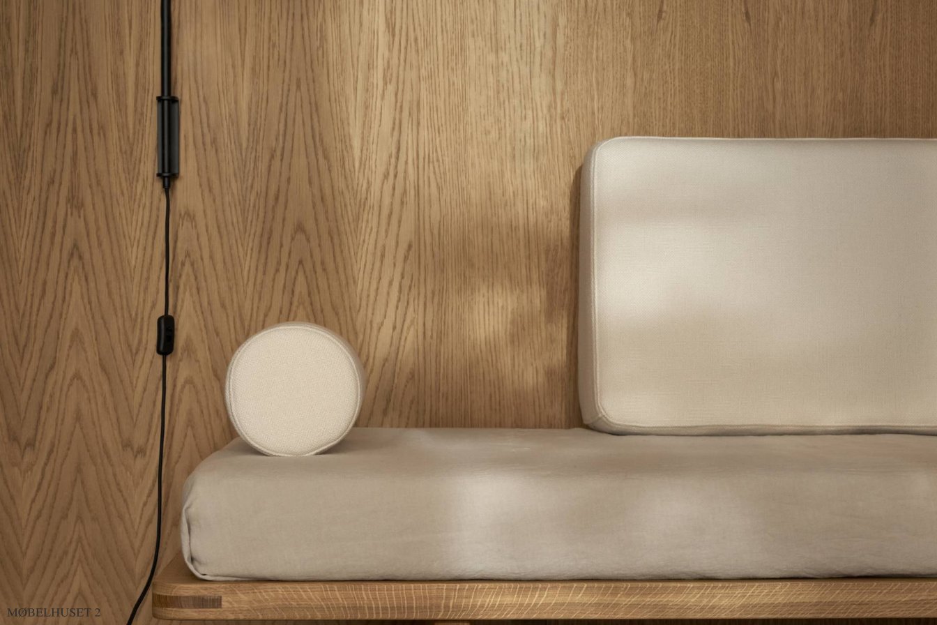 MO300 Wandleuchte, schwarz am Sofa | Carl Hansen & S�n