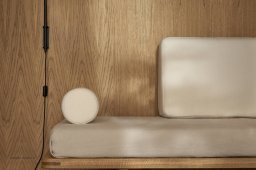 MO300 Wandleuchte, schwarz am Sofa | Carl Hansen & S�n