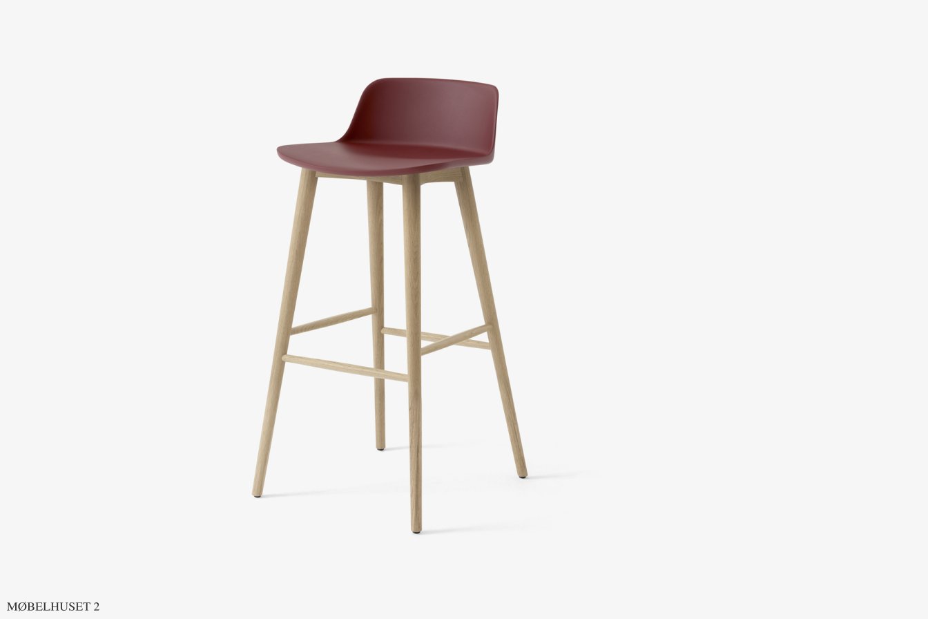 Rely HW123 Thekenhocker mit Kunststoffschale, Eiche lackiert, Red Brown | &Tradition
