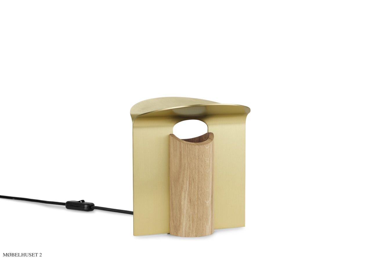 RF200 Petal Lamp, Gestell aus ge�lte Eiche mit geb�rstetes Messing | Carl Hansen & S�n