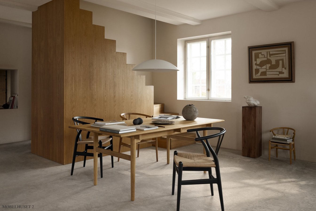 BT1041 Calot Pendelleuchte, wei� �ber dem Esstisch mit CH24 | Carl Hansen & S�n