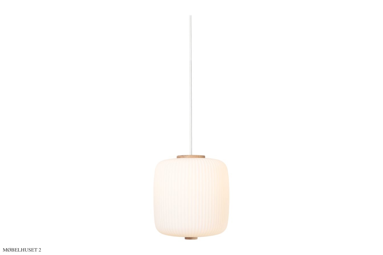 EK61 Opal Pendelleuchte, �24 cm eingeschaltet | Carl Hansen & S�n