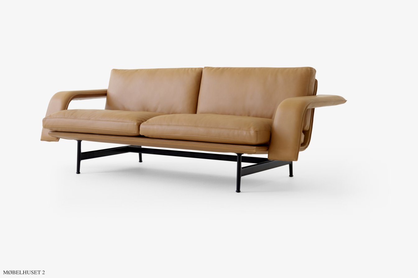 Meantime AV30 Sofa, Warm Black, Noble Anilinleder Cognac | &Tradition
