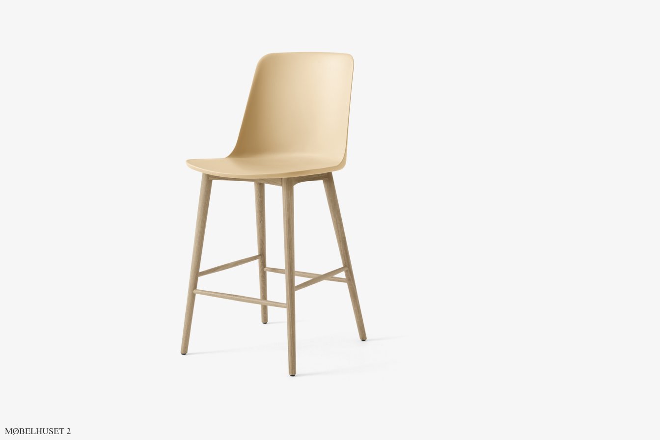 Rely HW128 Thekenhocker mit Kunststoffschale, Eiche lackiert, Beige Sand | &Tradition