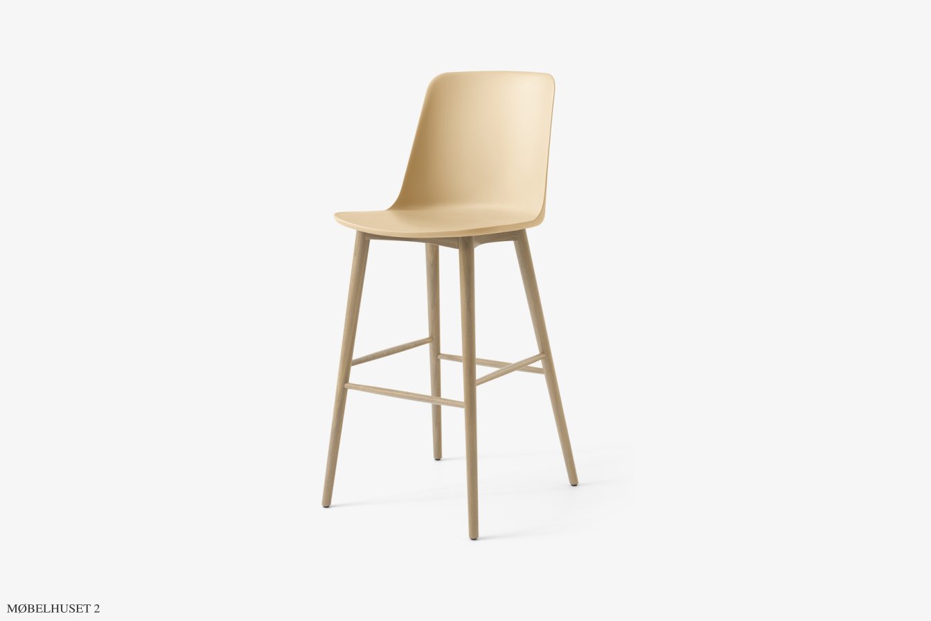 Rely HW133 Thekenhocker mit Kunststoffschale, Eiche lackiert, Beige Sand | &Tradition