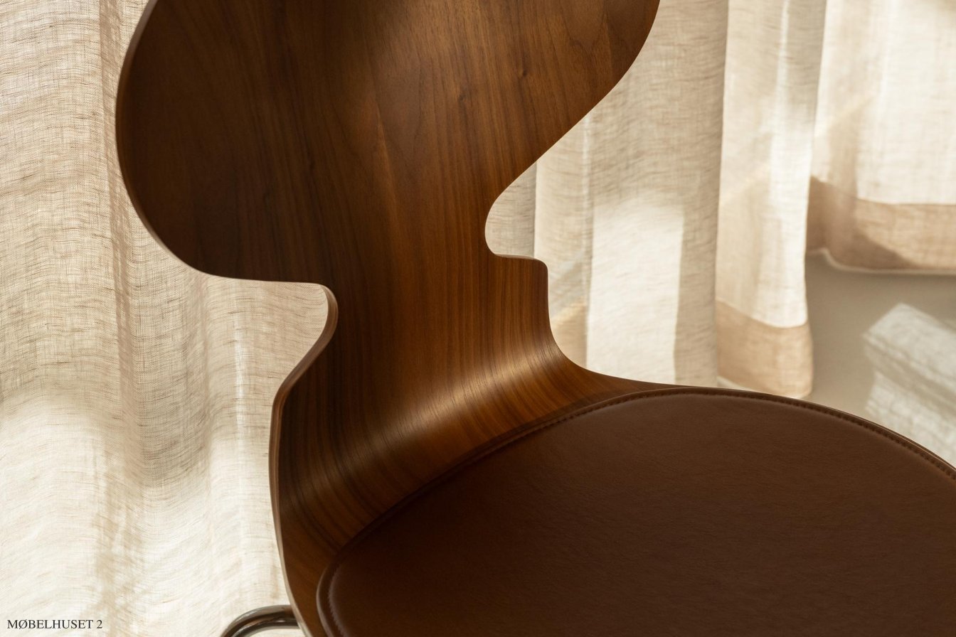 Ameise Sitzkissen 3101SC, auf Ameise Stuhl in Walnuss, Detail | Fritz Hansen