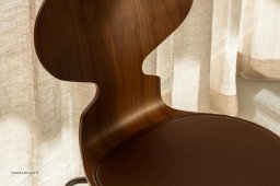 Ameise Sitzkissen 3101SC, auf Ameise Stuhl in Walnuss, Detail | Fritz Hansen