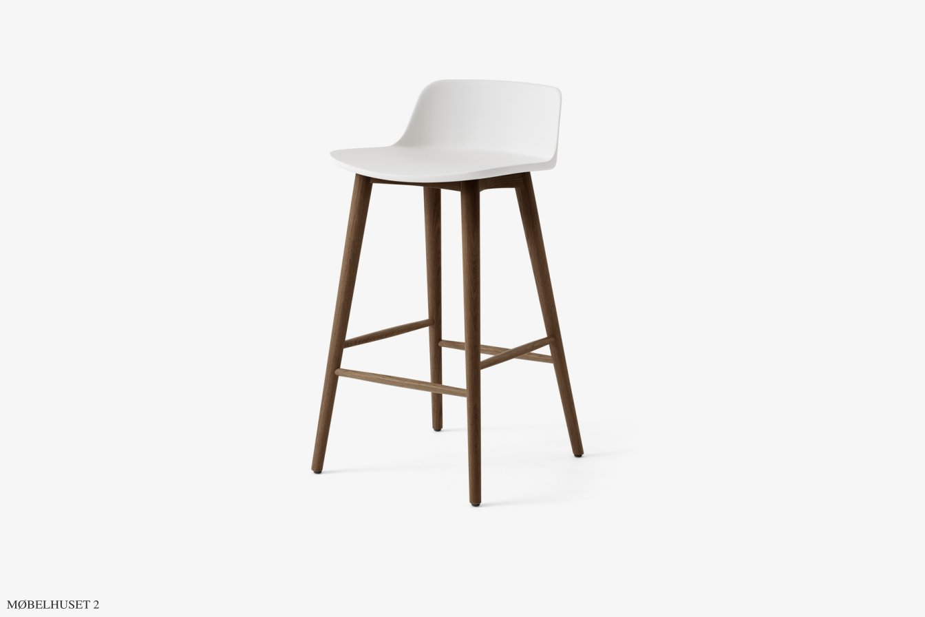 Rely HW118 Thekenhocker mit Kunststoffschale, Walnuss lackiert, White | &Tradition