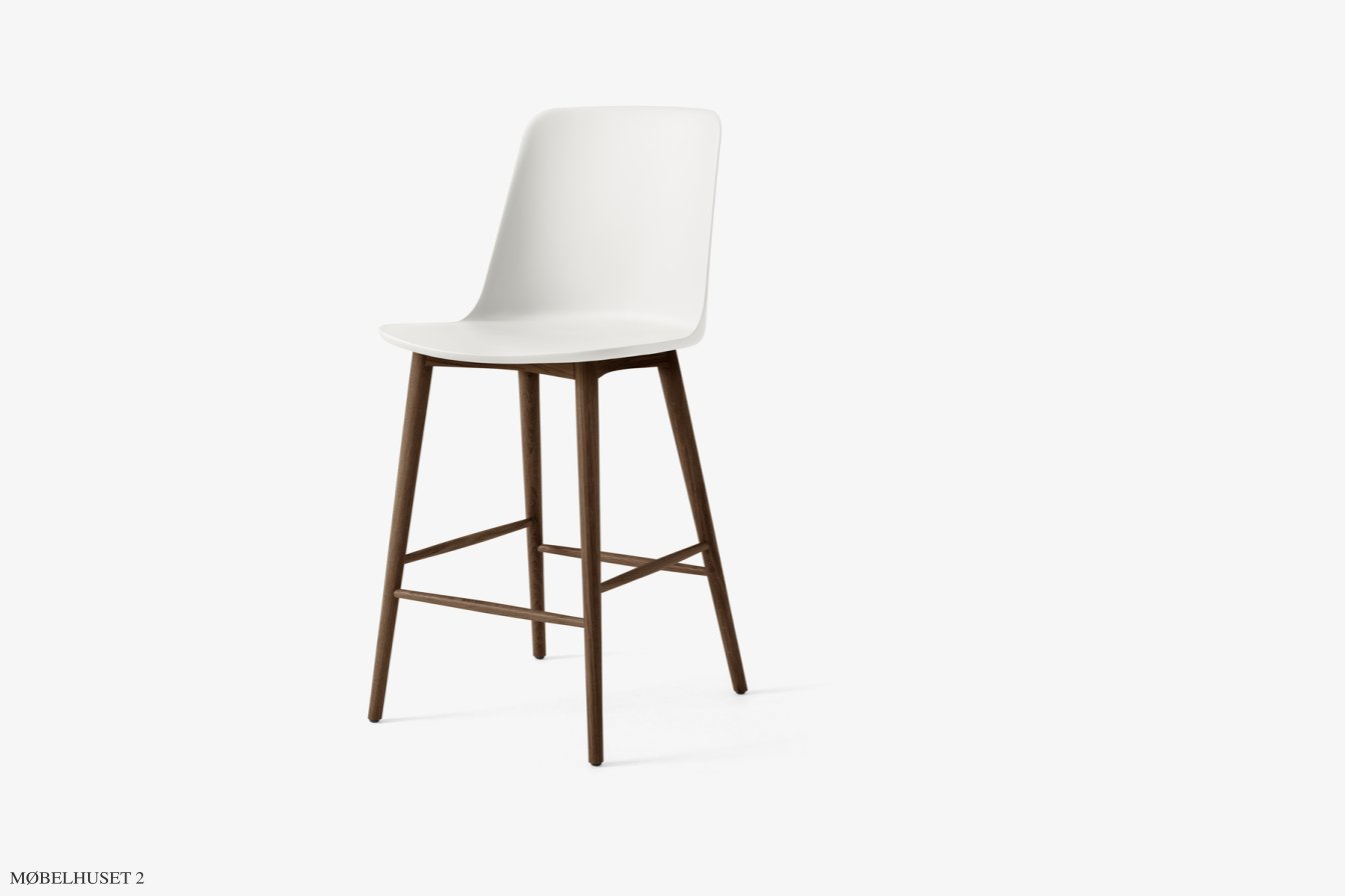 Rely HW128 Thekenhocker mit Kunststoffschale, Walnuss lackiert, White | &Tradition
