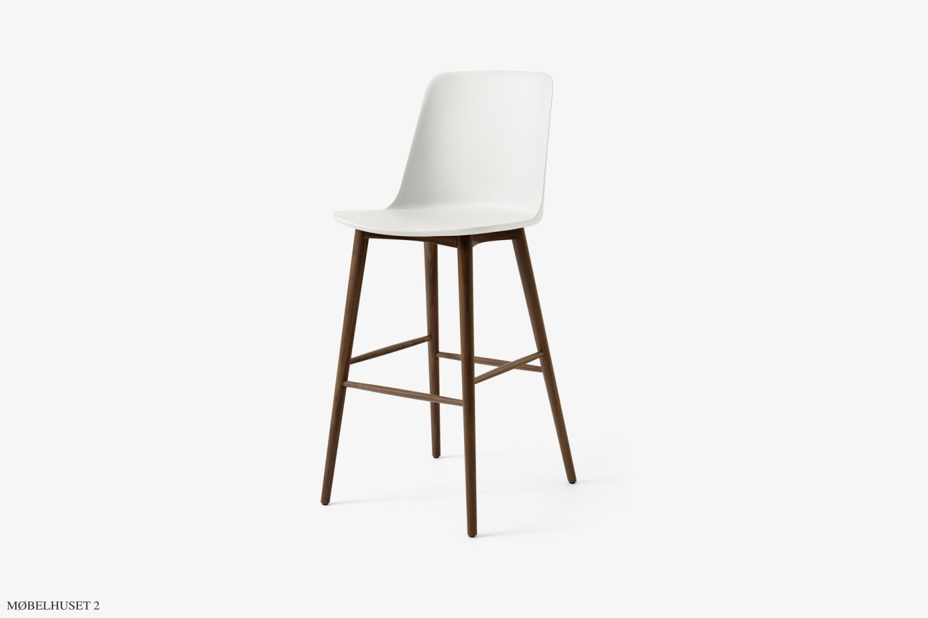 Rely HW133 Thekenhocker mit Kunststoffschale, Walnuss lackiert, White | &Tradition