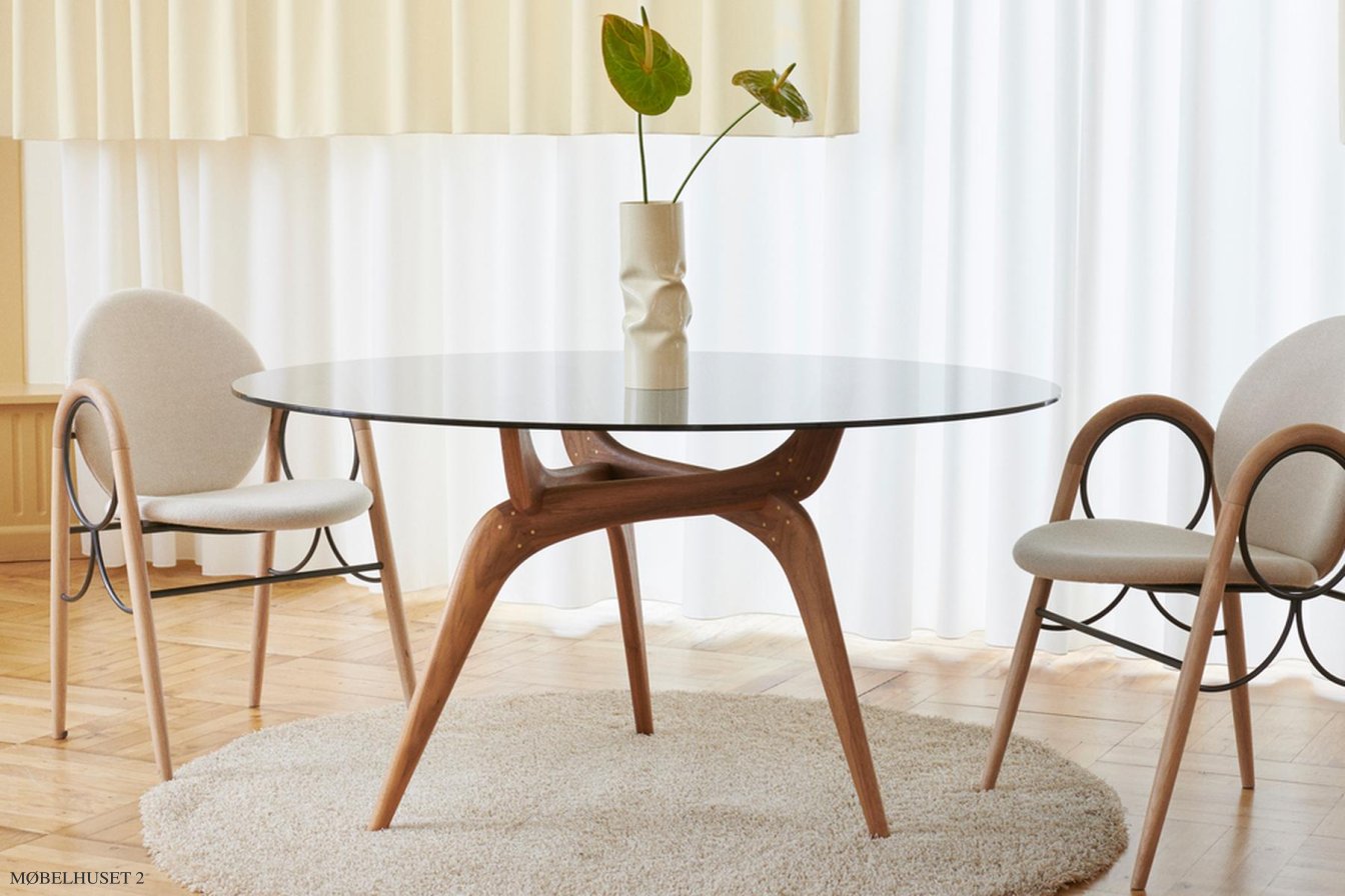 TRIIIO Spisebord, Nussbaum ge�lt, Klarglas-Tischplatte | Brdr. Kr�ger
