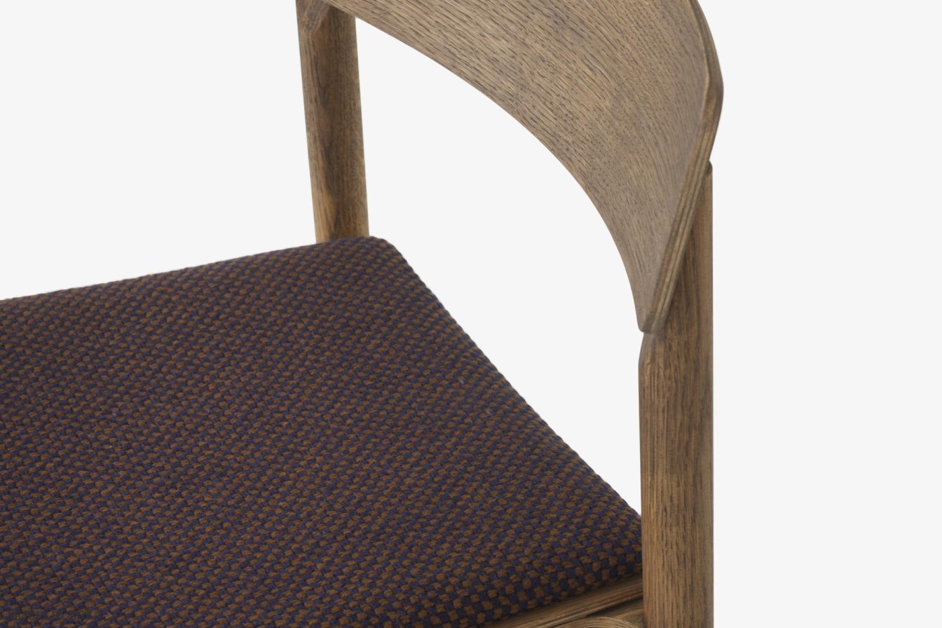 Betty TK14 & TK17 Theken- und Barstuhl, TK14 - Thekenstuhl, Eiche ger�uchert ge�lt, Sisu 0785 | &Tradition