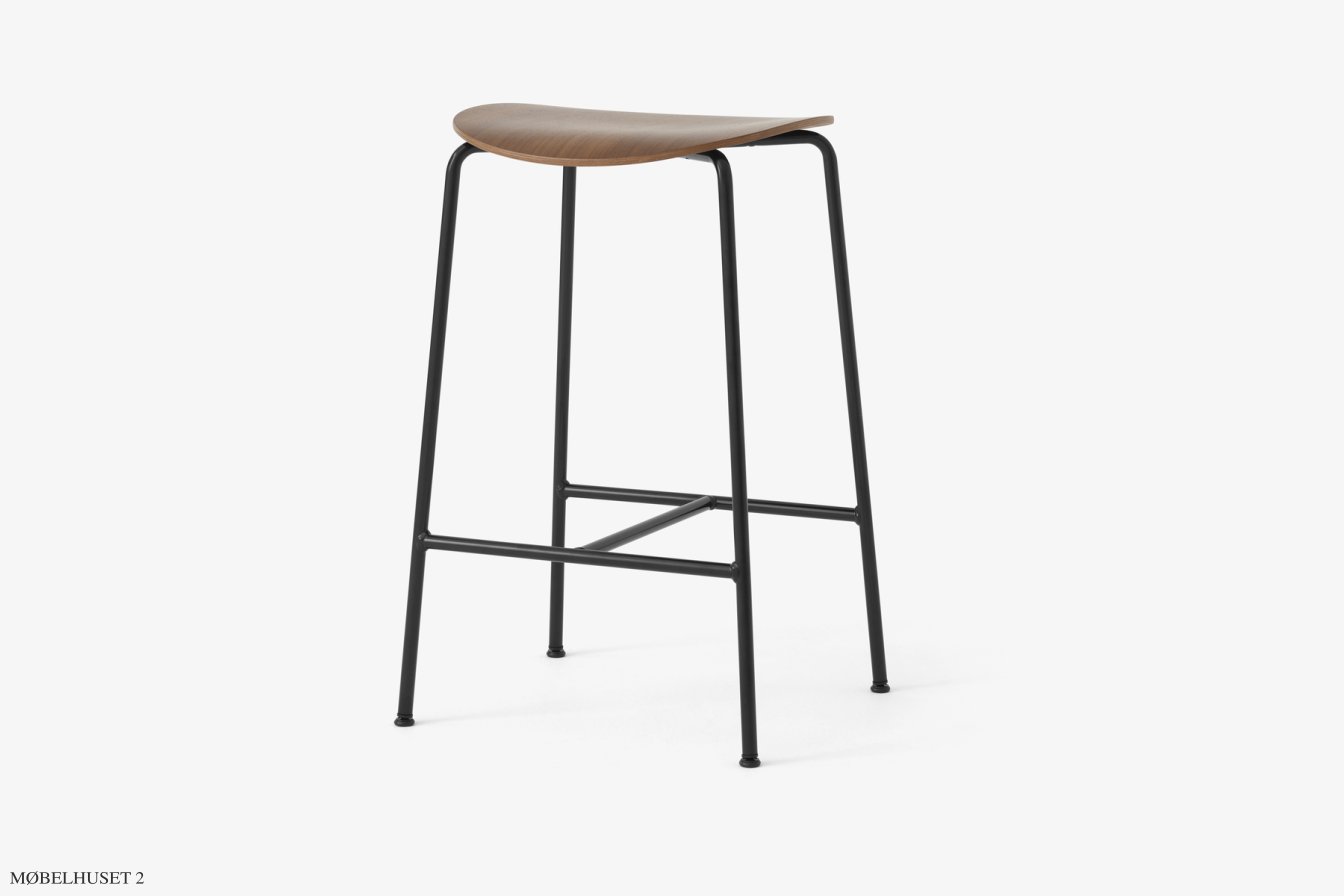 Pavilion AV36, AV37 & AV38 Hocker, AV37 - Thekenhocker (H68), Walnuss lackiert | &Tradition