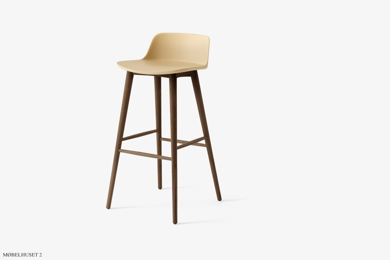 Rely HW123 Thekenhocker mit Kunststoffschale, Walnuss lackiert, Beige Sand | &Tradition