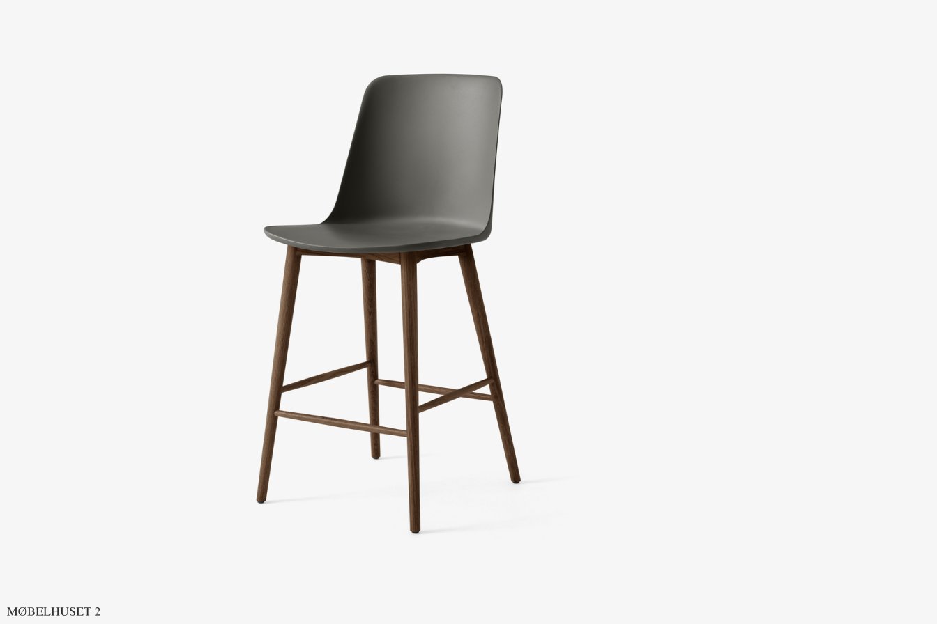 Rely HW128 Thekenhocker mit Kunststoffschale, Walnuss lackiert, Stone Grey | &Tradition