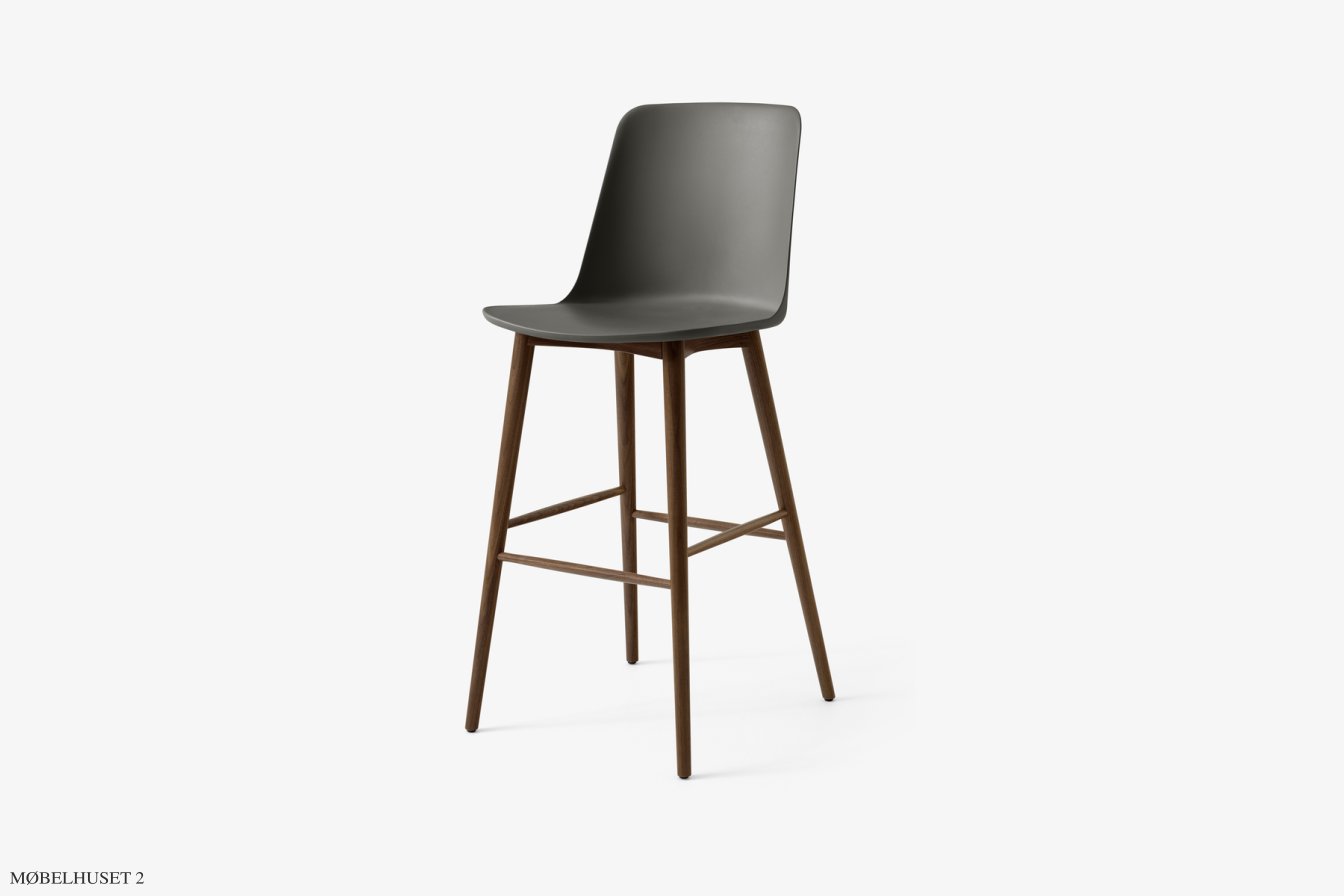 Rely HW133 Thekenhocker mit Kunststoffschale, Walnuss lackiert, Stone Grey | &Tradition