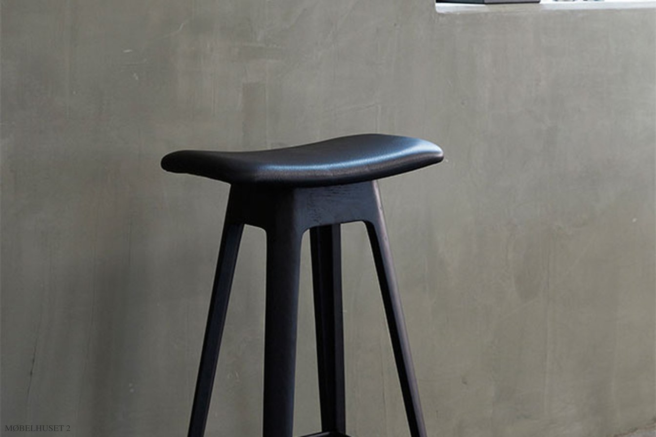 HC1 Barstol, H80 cm, Eiche schwarz matt lackiert, PU-Leder schwarz | Andersen Furniture