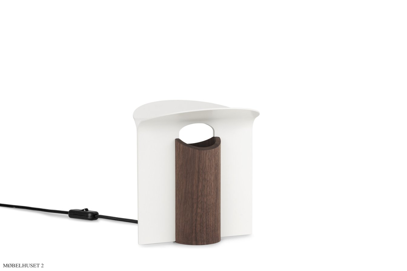 RF200 Petal Lamp, Gestell aus ge�lte Walnuss mit wei�e Schirme | Carl Hansen & S�n