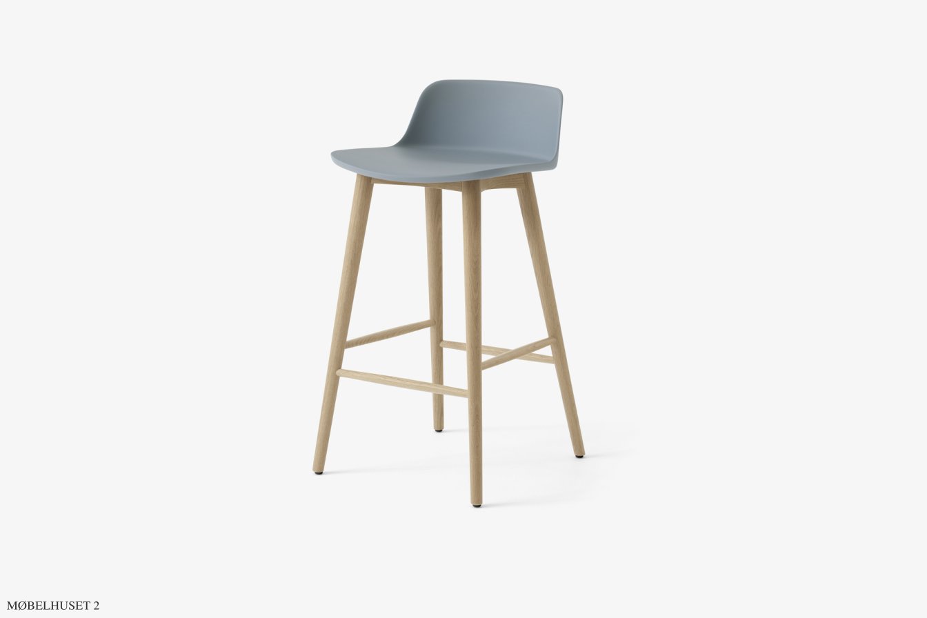 Rely HW118 Thekenhocker mit Kunststoffschale, Eiche lackiert, Light Blue | &Tradition