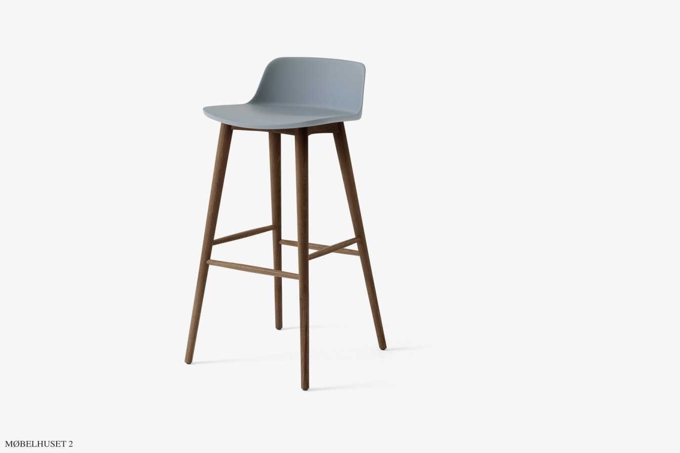 Rely HW123 Thekenhocker mit Kunststoffschale, Walnuss lackiert, Light Blue | &Tradition