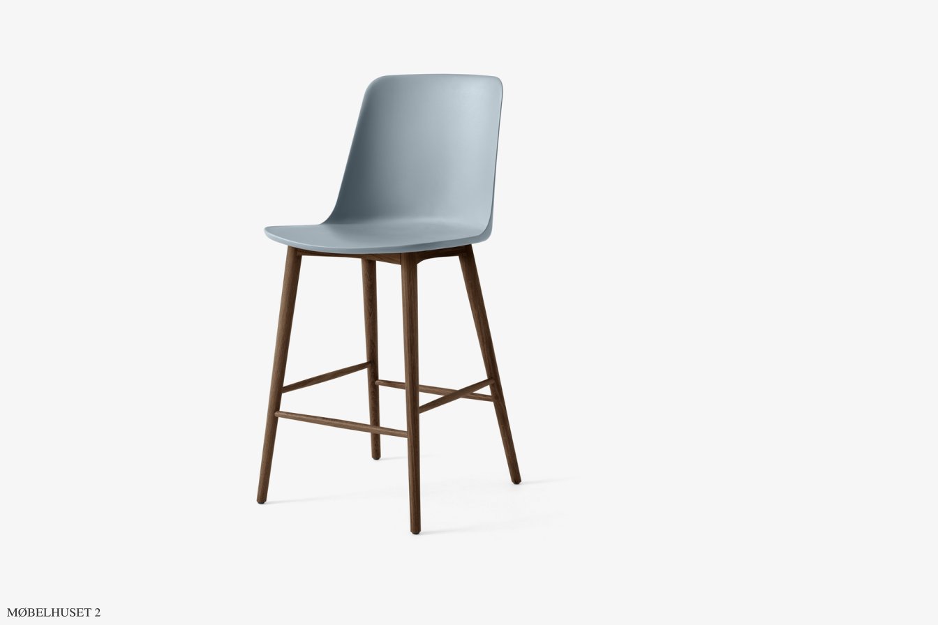 Rely HW128 Thekenhocker mit Kunststoffschale, Walnuss lackiert, Light Blue | &Tradition