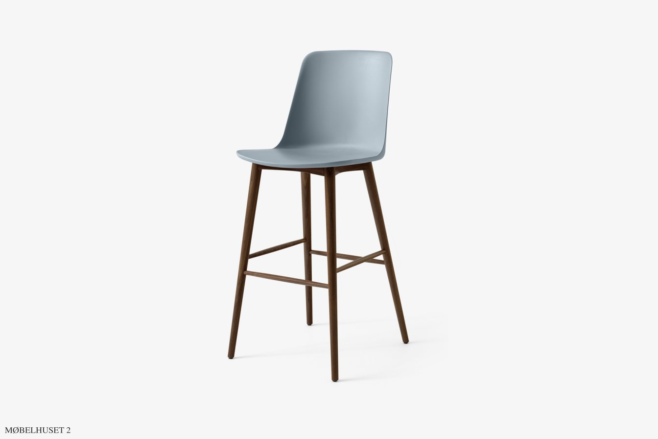 Rely HW133 Thekenhocker mit Kunststoffschale, Walnuss lackiert, Light Blue | &Tradition