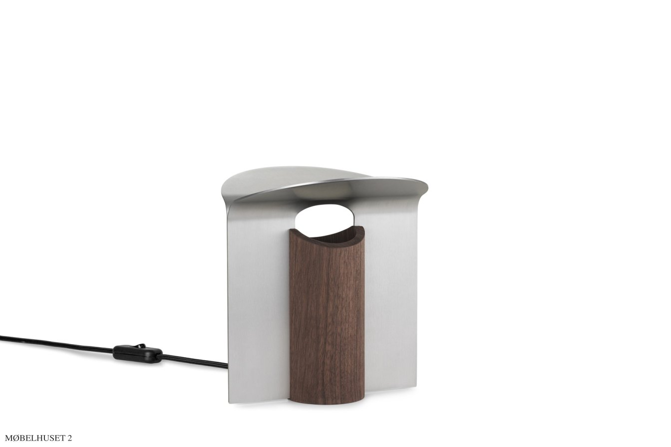 RF200 Petal Lamp, Gestell aus ge�lte Walnuss mit geb�rstetes Aluminium | Carl Hansen & S�n