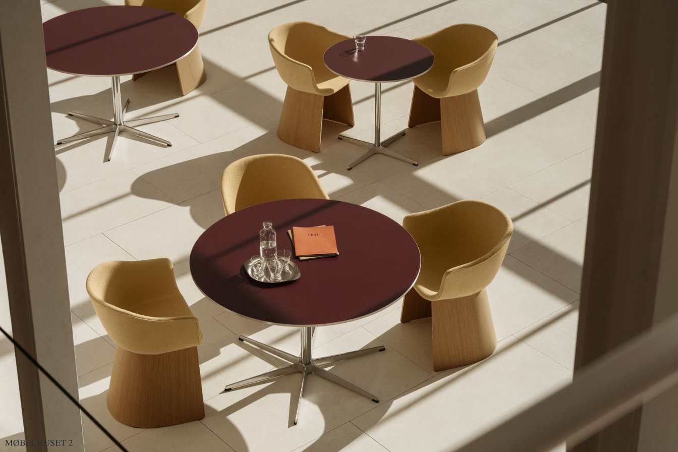 Monolit Armlehnstuhl in einem Caf� mit runden Tischen | Fritz Hansen