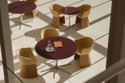 Monolit Armlehnstuhl in einem Caf� mit runden Tischen | Fritz Hansen