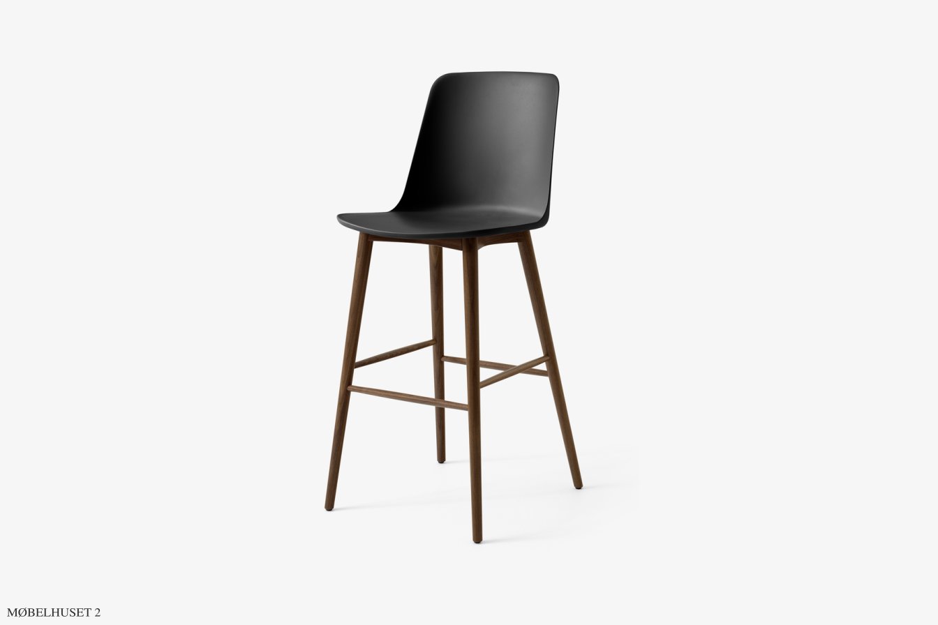 Rely HW133 Thekenhocker mit Kunststoffschale, Walnuss lackiert, Black | &Tradition