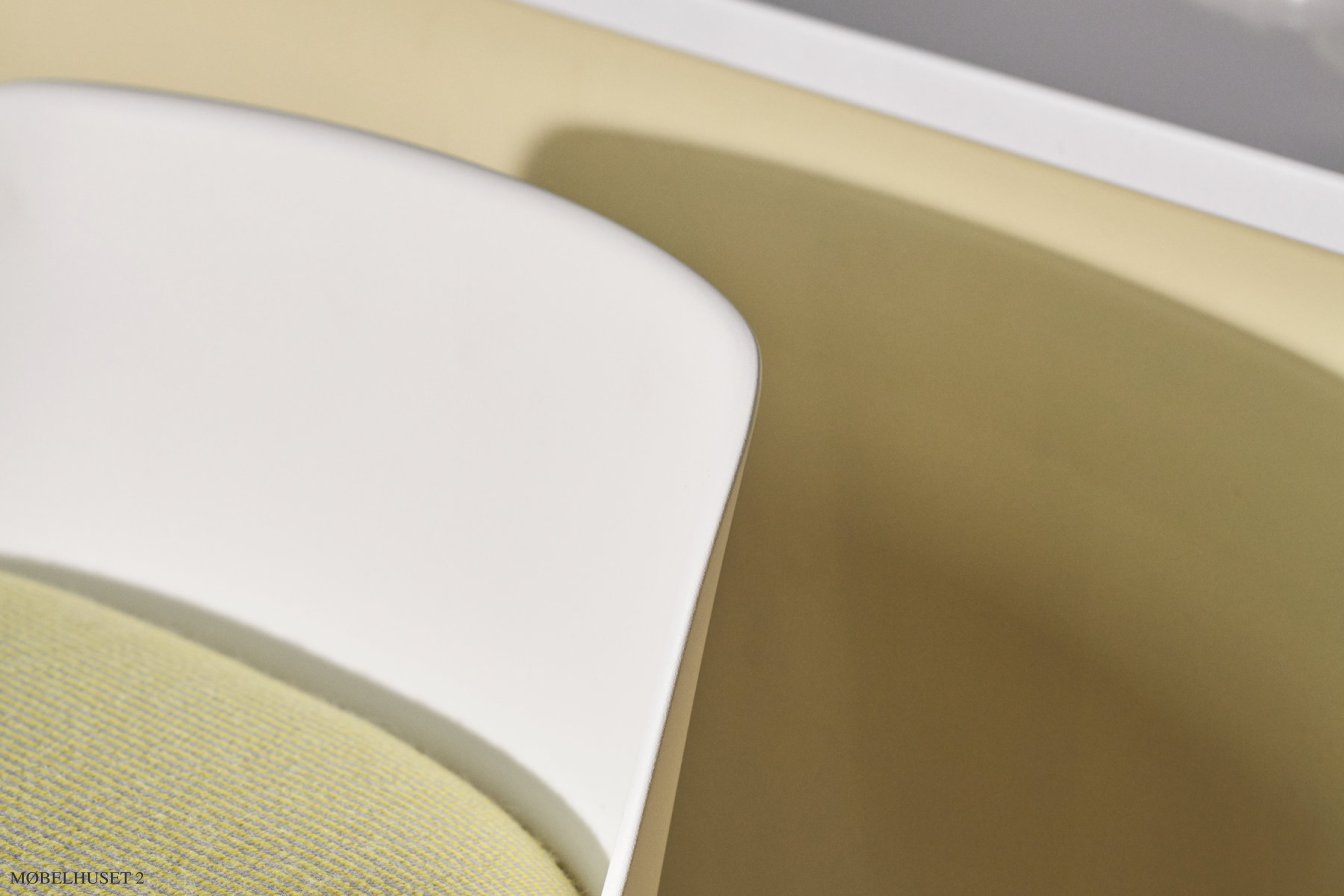 Rely HW82 Thekenhocker mit Kunststoffschale und Sitzkissen, Ambiente | &Tradition